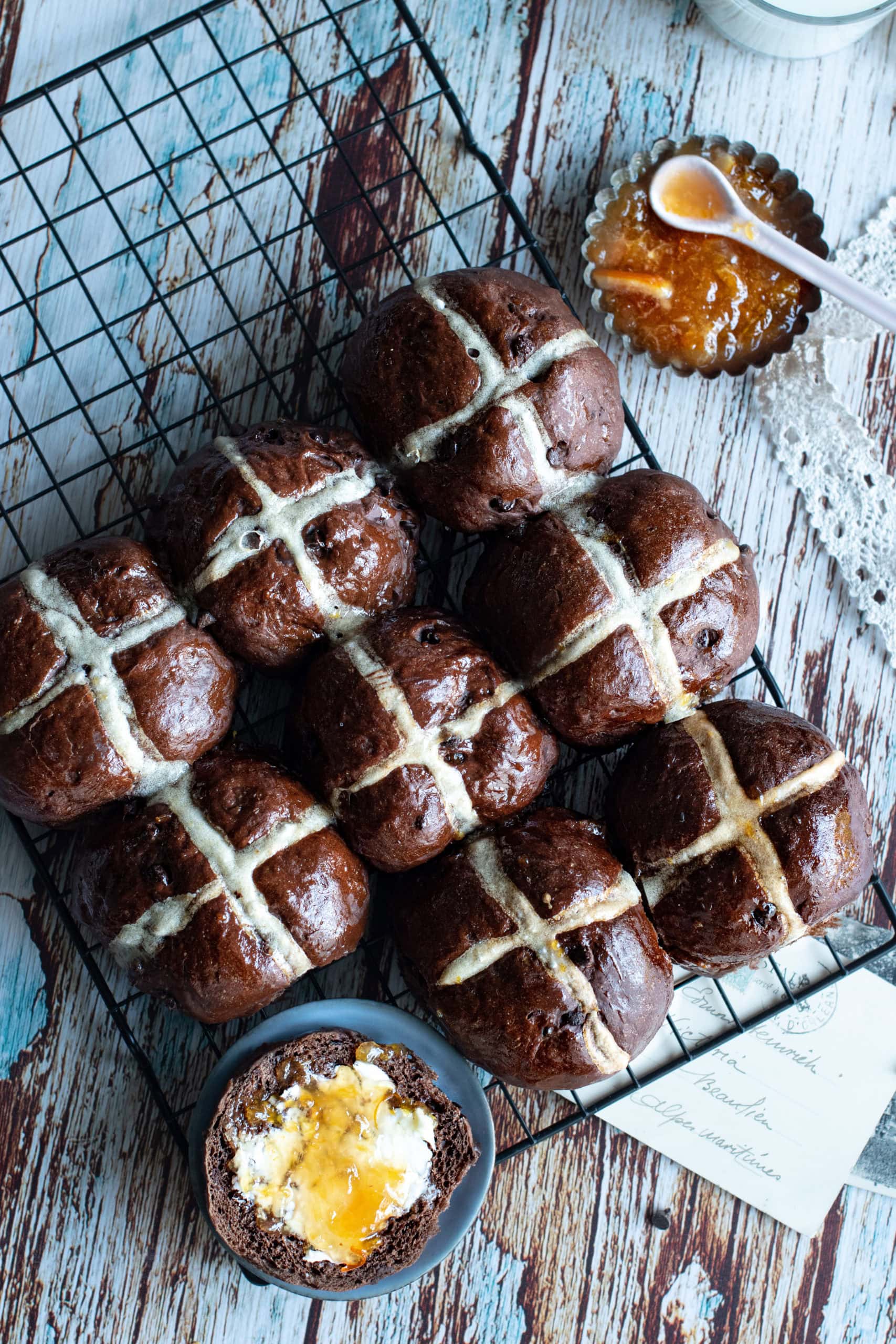 Comment réaliser en un tour de main de délicieux petits pains anglais "hot cross buns", une spécialité pour Pâques