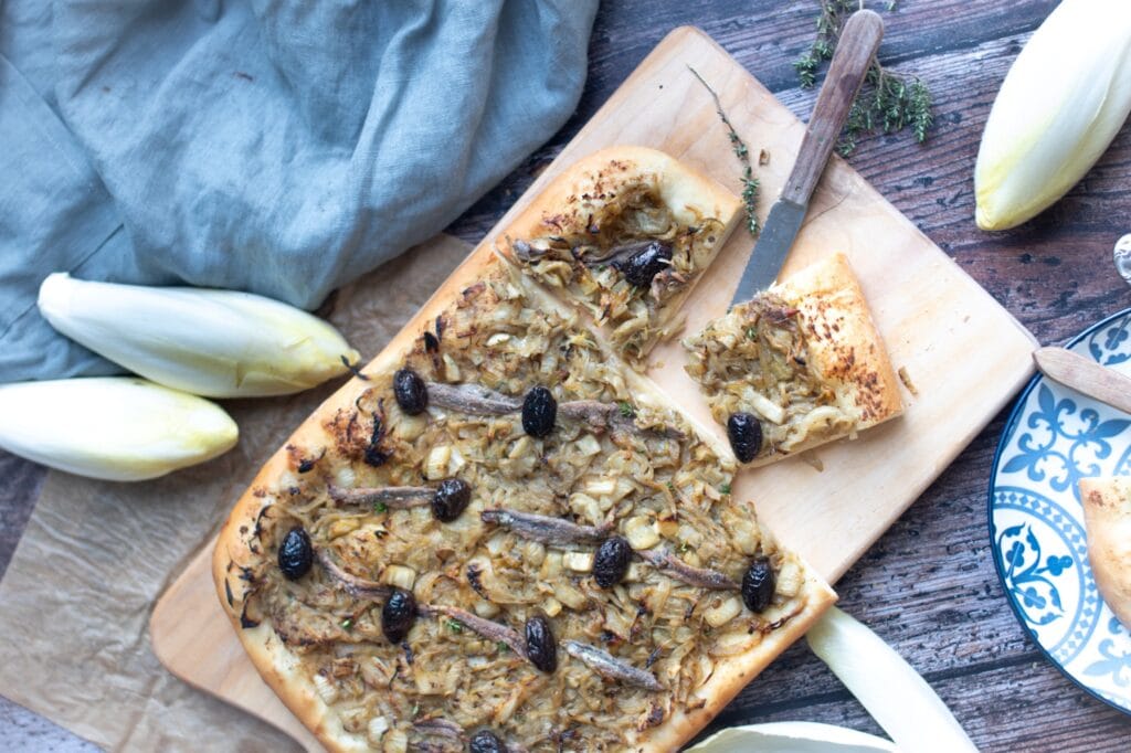 Pissaladière aux endives. Une revisite de l'emblématique Pissaladière Niçoise.