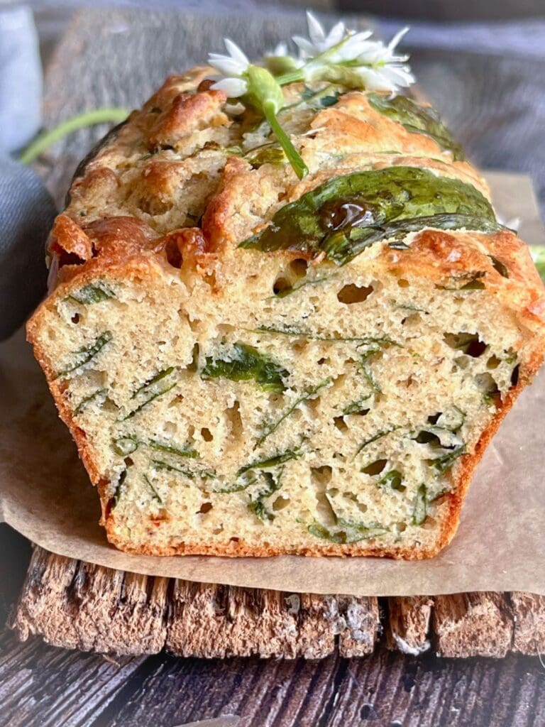 Tranche de cake à l'ail des ours, mie aérée et herbes fraîches