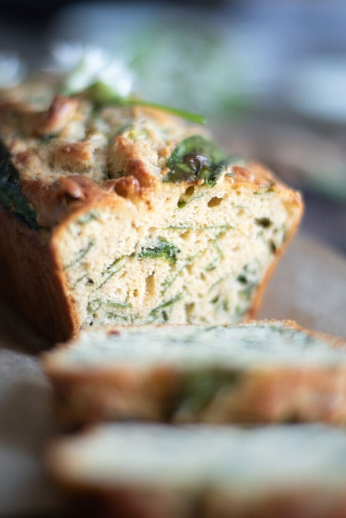 Préparation du cake à l'ail des ours dans le moule avant cuisson